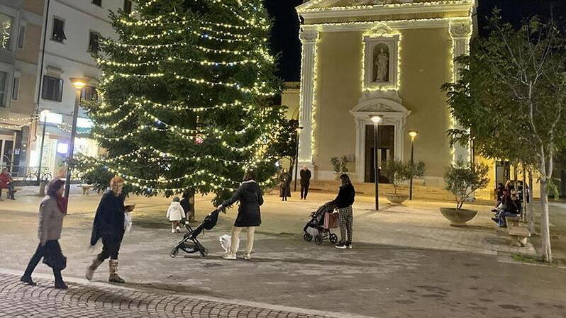 Le luci di Natale nel centro di Cecina