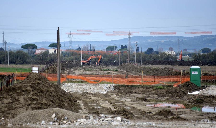 Rigassificatore, dopo tre anni la piattaforma offshore potrebbe andare via dalla Toscana. L’annuncio di Giani