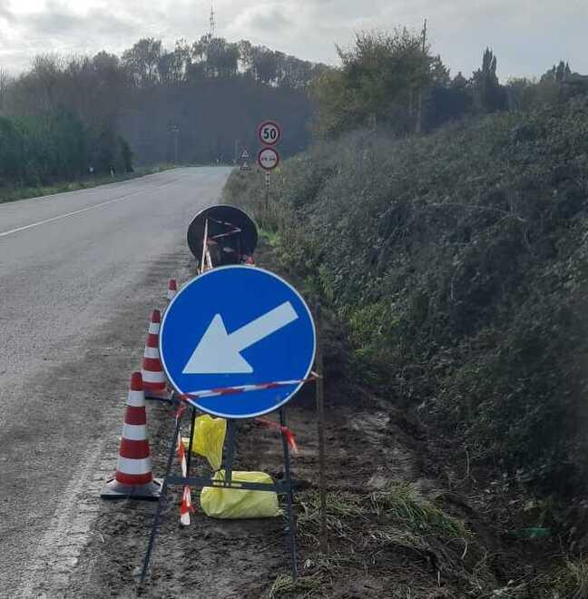 I cartelli prima della curva