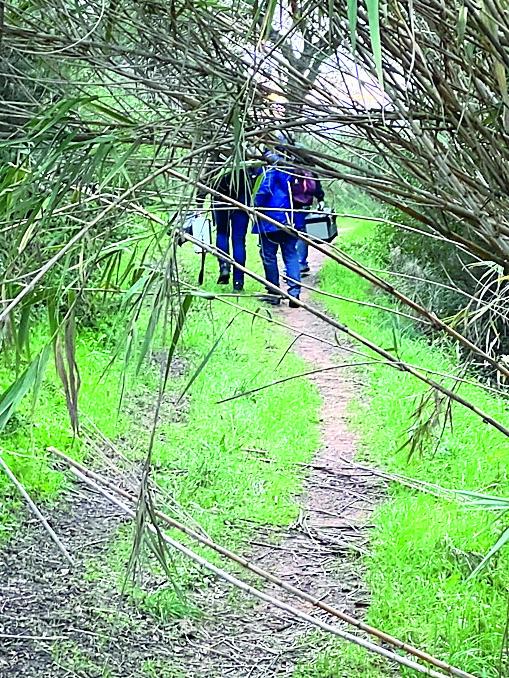 
	Gli investigatori sul luogo del ritrovamento del cadavere

