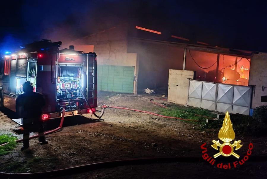 Tula, fiamme in un fienile: intervengono i vigili del fuoco