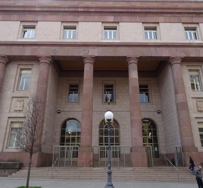 Sassari, ha la stessa auto dell’incendiario, assolto dal giudice: non è una prova 
