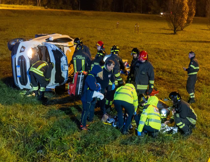 San Carlo, piomba nella rotatoria e cappotta con l’auto. Paura per una donna