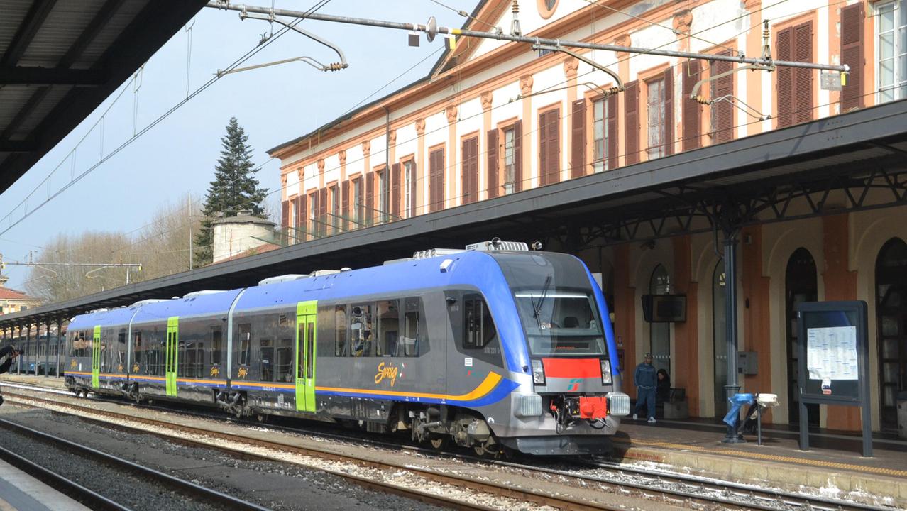 Ritardi e disagi, una pendolare racconta la sua odissea sui treni: «Ecco perché ora viaggio in auto»