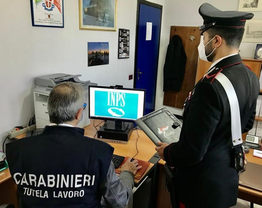Incassano il reddito di cittadinanza e lavorano in nero: 19 denunce
