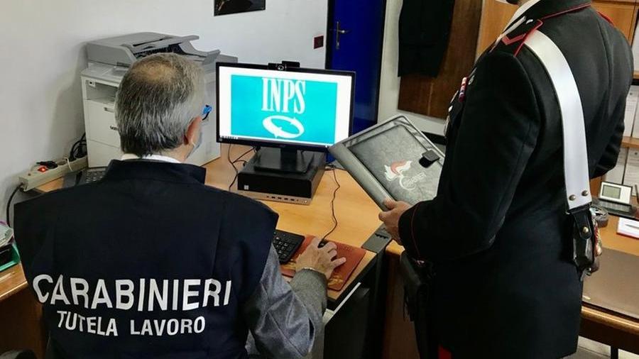 Incassano il reddito di cittadinanza e lavorano in nero: 19 denunce
