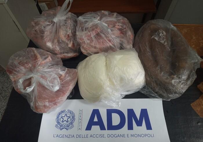Olbia, nel bagaglio 15 chili di formaggio e carne privi di etichettatura