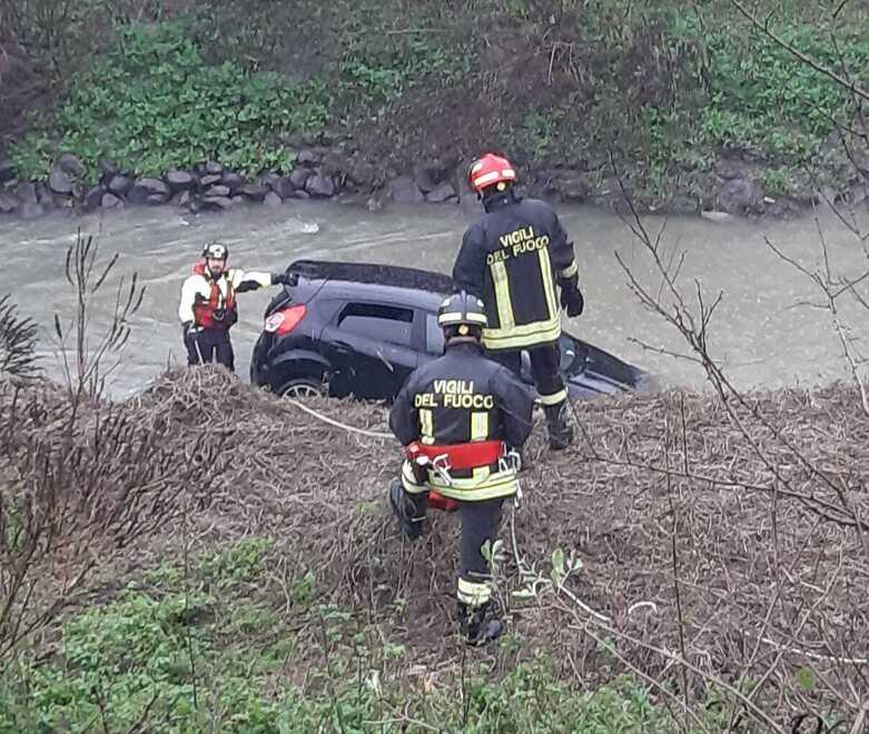 La folle fuga con inseguimento poi l’auto vola dentro al Crostolo