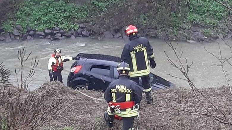 La folle fuga con inseguimento poi l’auto vola dentro al Crostolo