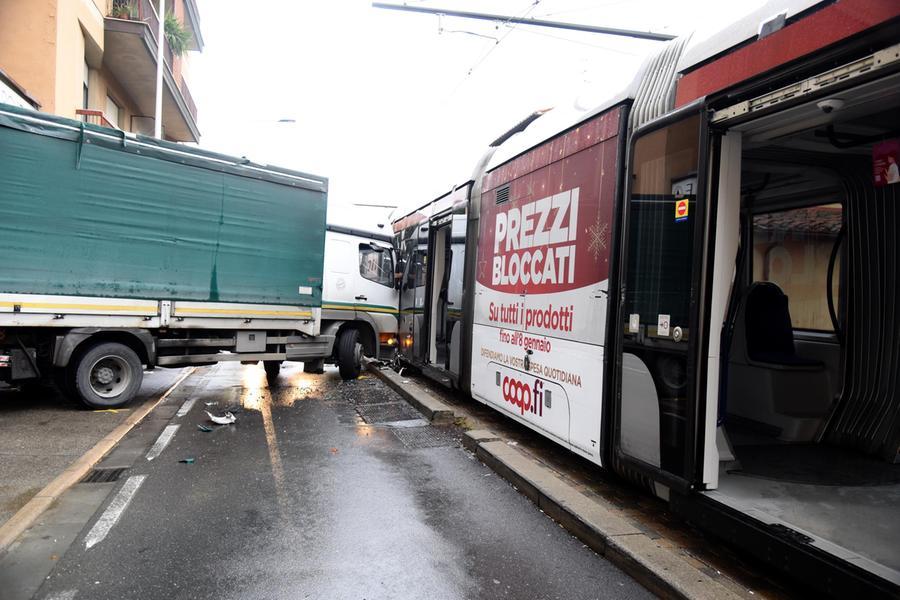 Tram preso in pieno da un tir: stop al traffico a Novoli