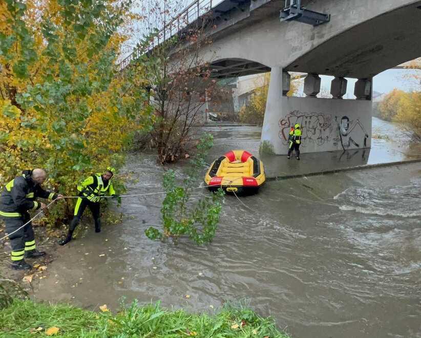 Addormentata sotto il ponte del Bisenzio, rischia di annegare: salvata dai vigili del fuoco