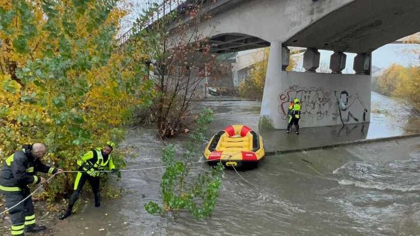 Addormentata sotto il ponte del Bisenzio, rischia di annegare: salvata dai vigili del fuoco