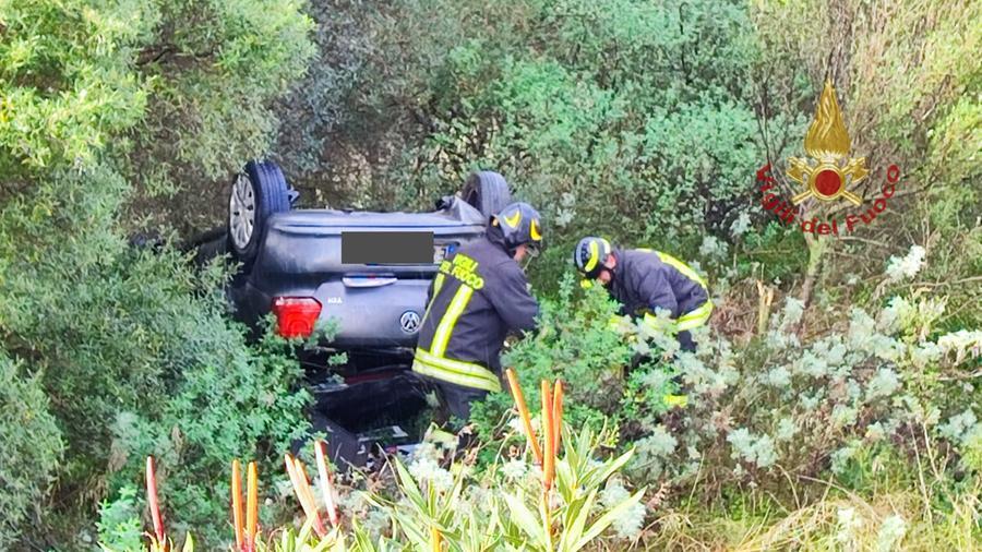 Auto esce di strada sulla statale 130 e si ribalta, 2 feriti