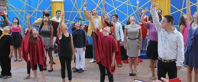 I ragazzi del Circi di scena con l’Hostaria del cuore matto