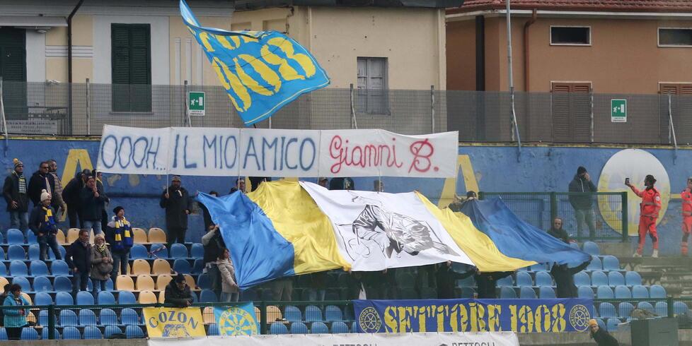 Carrarese, 160 tifosi a Lucca