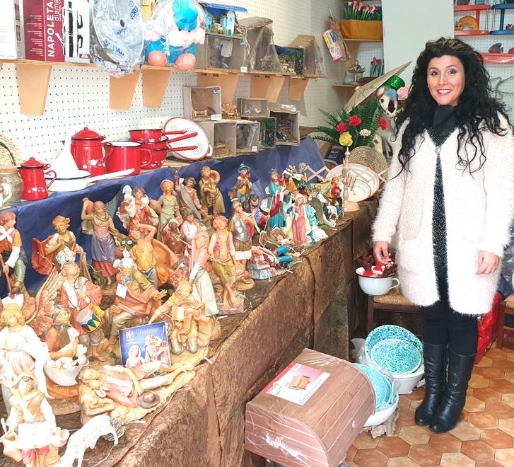 Costanza Marongiu porta avanti il piccolo bazar creato dalla madre Grazia Pasqua Maria Melis (foto Ivan Nuvoli)