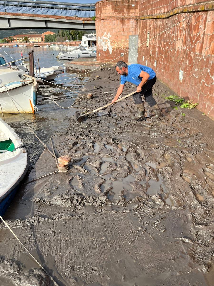 
	Pescatori al lavoro&nbsp;per ripulire&nbsp;da fango e detriti il molo fluviale

