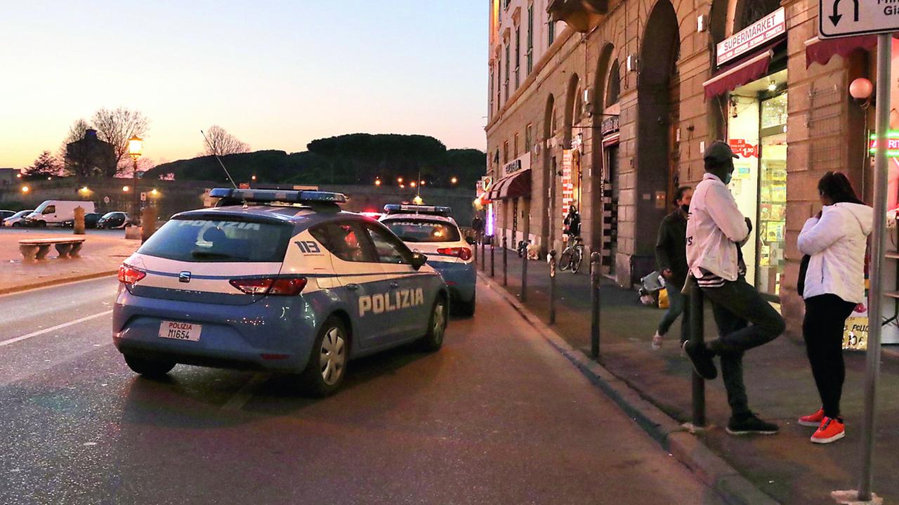 Due volanti della polizia di Stato in piazza della Repubblica (foto d'archivio)