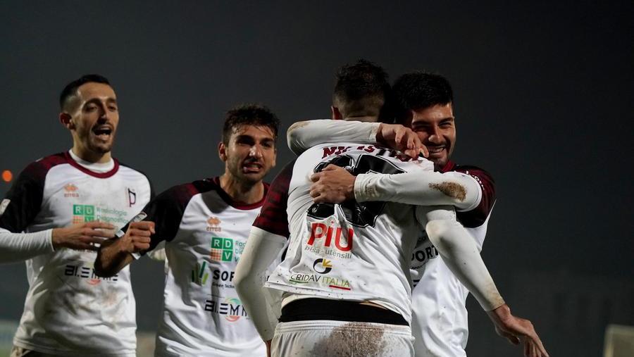 L'esultanza dei giocatori del Pontedera dopo il secondo gol di Nicastro nel match contro la Fermana vinto per 2-1