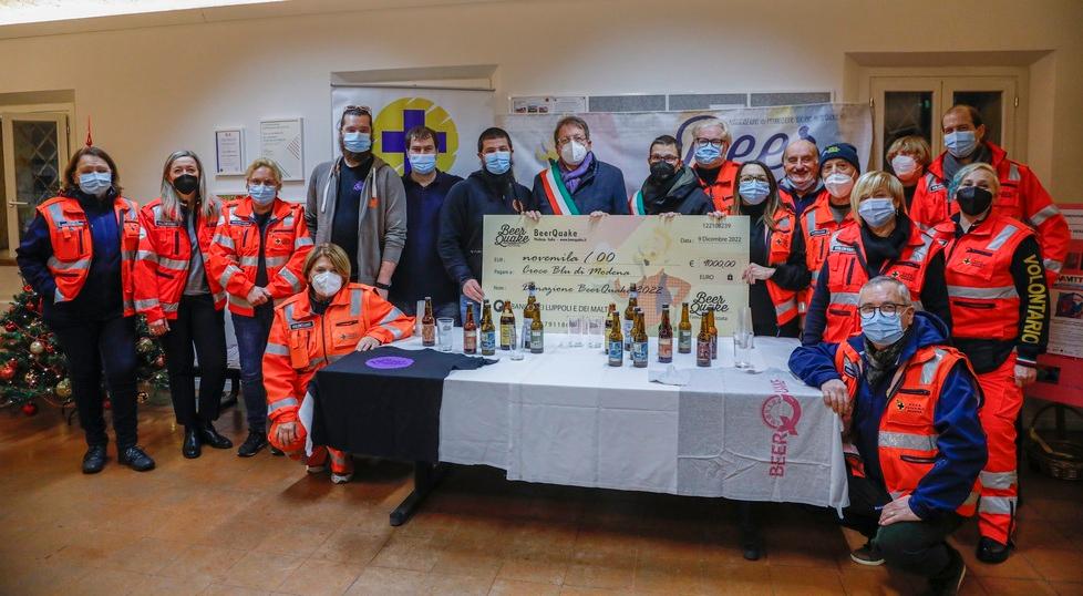 Modena Un assegno da novemila euro alla Croce Blu: è il regalo di Natale consegnato da Beerquake 