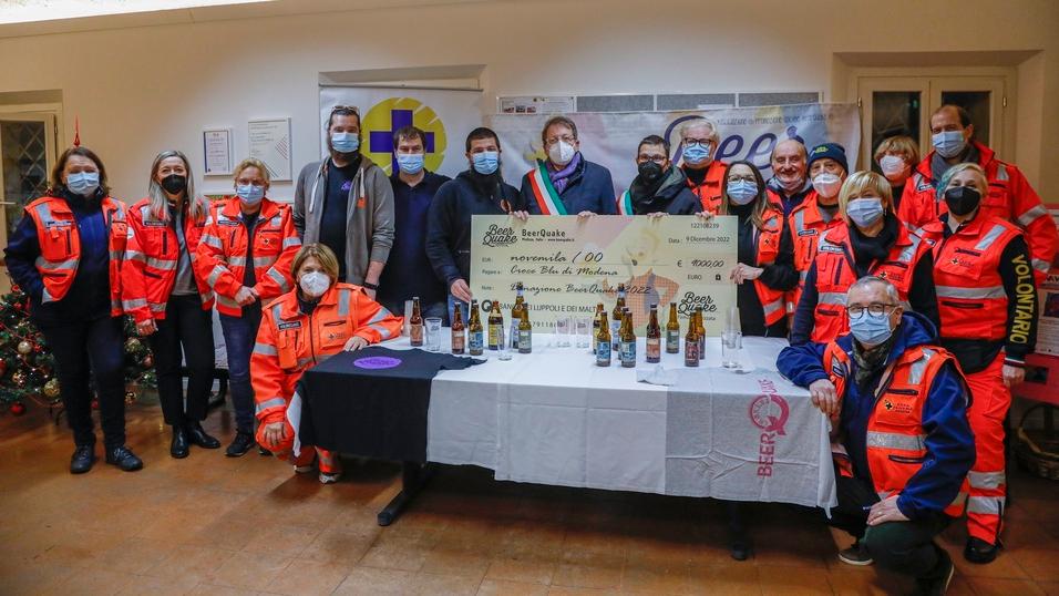 Modena Un assegno da novemila euro alla Croce Blu: è il regalo di Natale consegnato da Beerquake