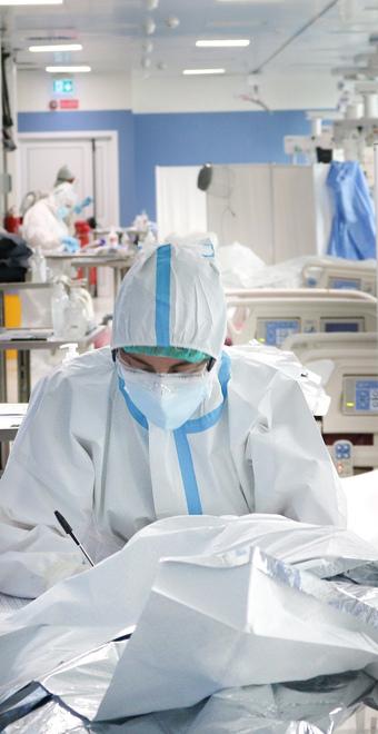 Covid a Modena, appello del sindaco «Ospedali in crisi, vaccinatevi per il Covid e l’influenza»