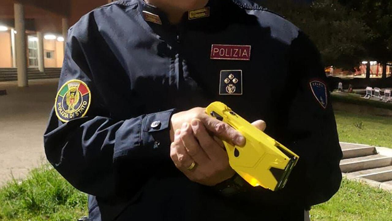 Nella foto un poliziotto mentre impugna la pistola taser