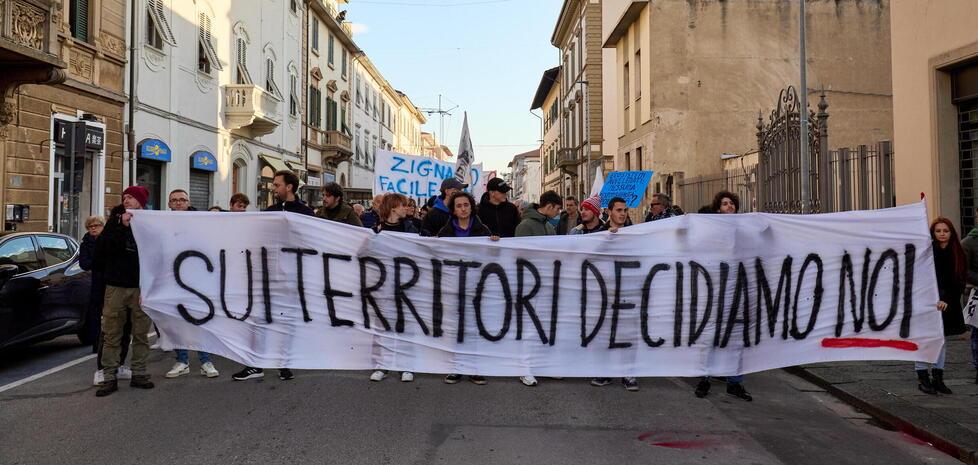 Nelle foto di Autovino il cartello simbolo del grande corteo contro il gassificatore di sabato 27 novembre