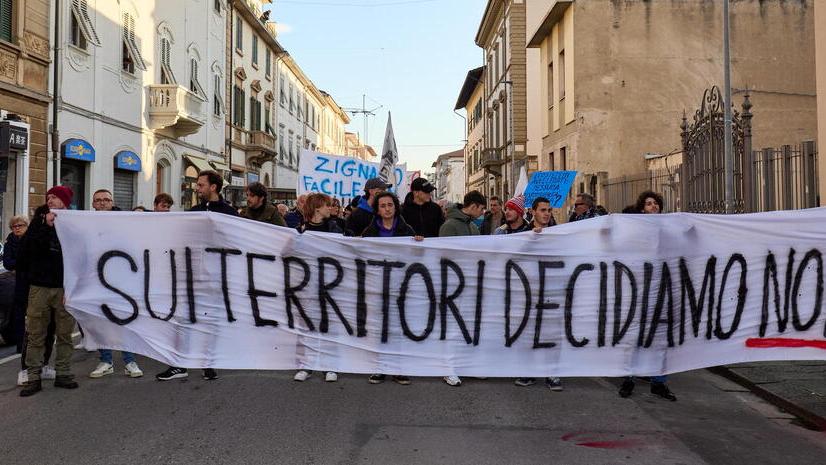 Nelle foto di Autovino il cartello simbolo del grande corteo contro il gassificatore di sabato 27 novembre