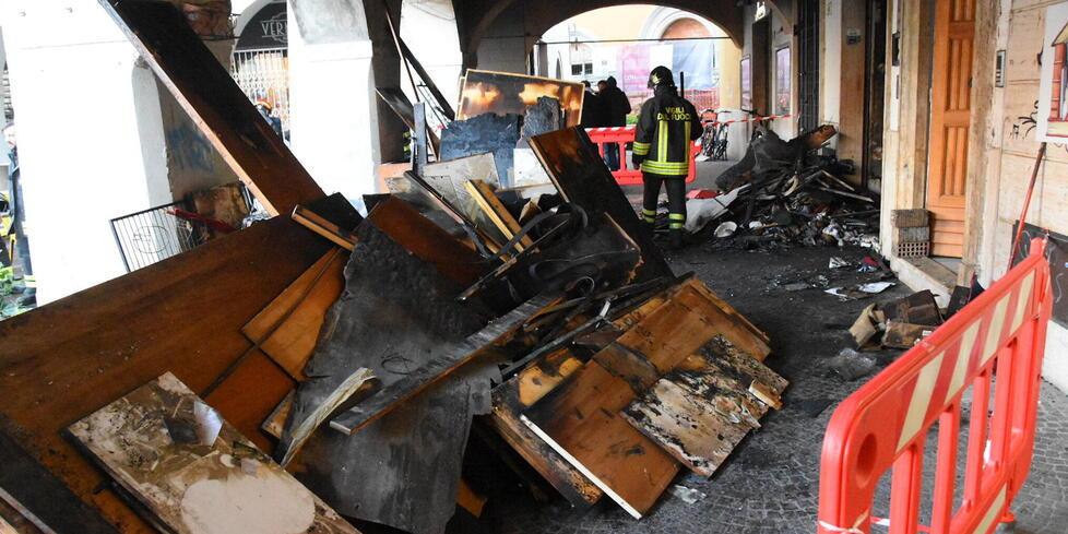 Grosseto, rogo nel negozio di cappelli: indagato il titolare