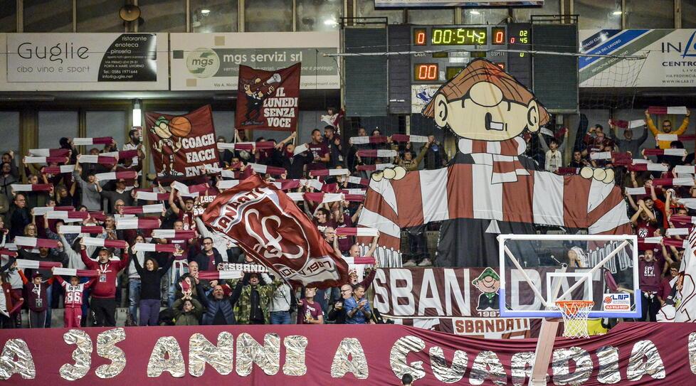 La coreografia degli Sbandati domenica prima della partita contro la capolista Vigevano, a cui la Libertas ha inferto la prima sconfitta (Masini/Silvi)