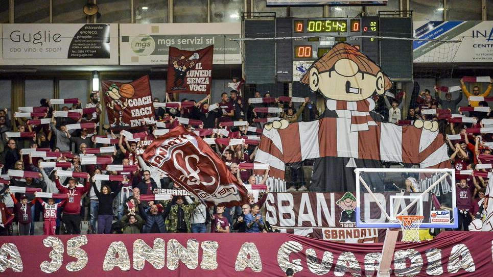 La coreografia degli Sbandati domenica prima della partita contro la capolista Vigevano, a cui la Libertas ha inferto la prima sconfitta (Masini/Silvi)