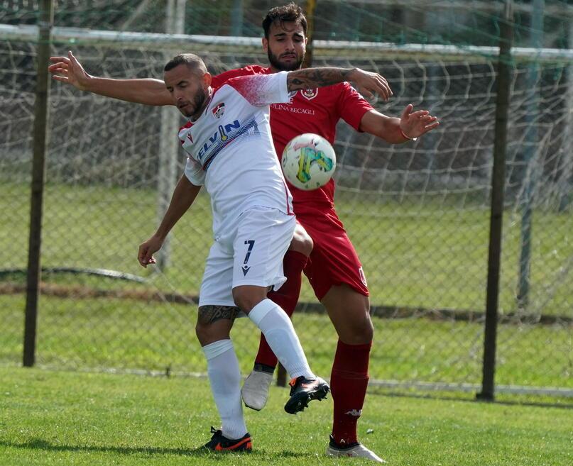 A sinistra Matteo Remorini in azione nel match contro il Grosseto. Oggi il giocatore sarà assente: uno dei tanti nelle truppa di Bozzi (foto Silvi)