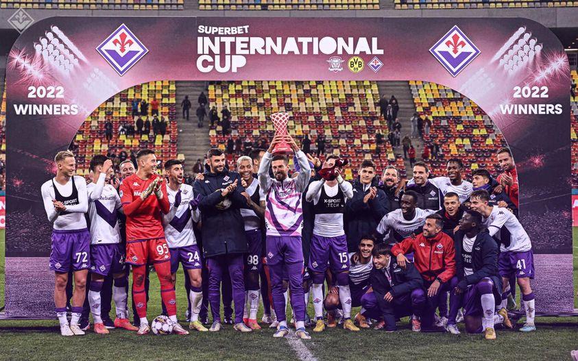 
	La Fiorentina che solleva il trofeo (foto acffiorentina. com)

