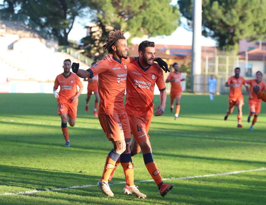 L’esultanza dei giocatori arancioni dopo un gol (foto Nucci)