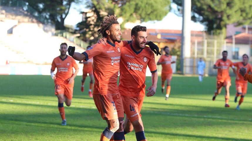 L’esultanza dei giocatori arancioni dopo un gol (foto Nucci)