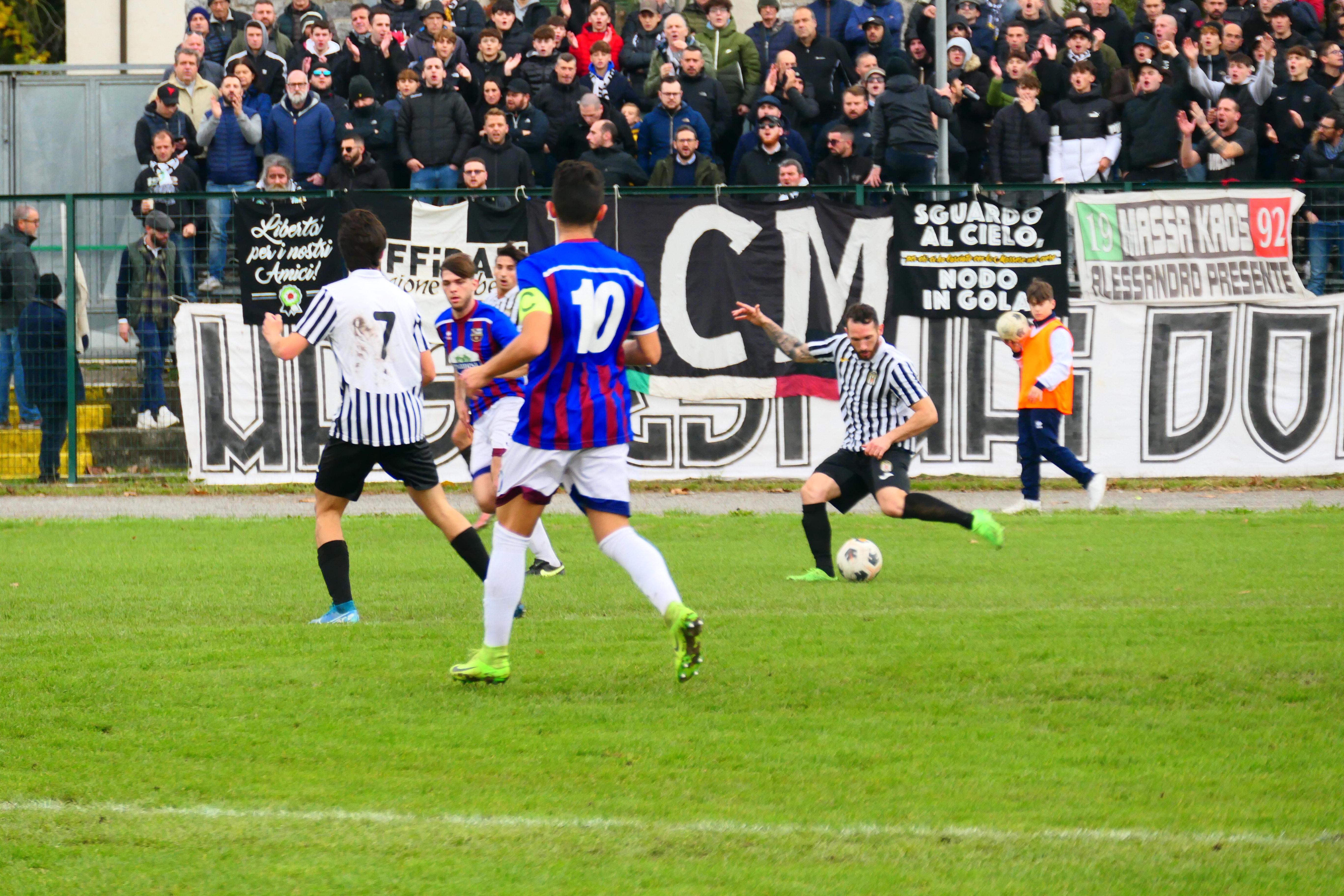 Un'immagine del derby di Camiore