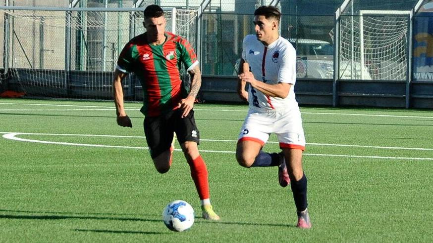 Il difensore del Cecina Startari (maglia bianca) porta palla (foto Michele Falorni / Silvi)