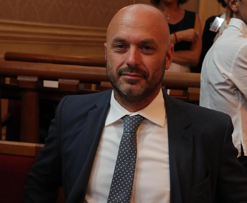 Federico Mirabelli, 47 anni, operaio, è consigliere comunale e segretario del Partito democratico livornese (la Federazione è invece guidata da Alessandro Franchi)