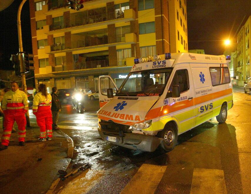 Qui sopra un’ambulanza della Svs in via Marradi in una foto d’archivio