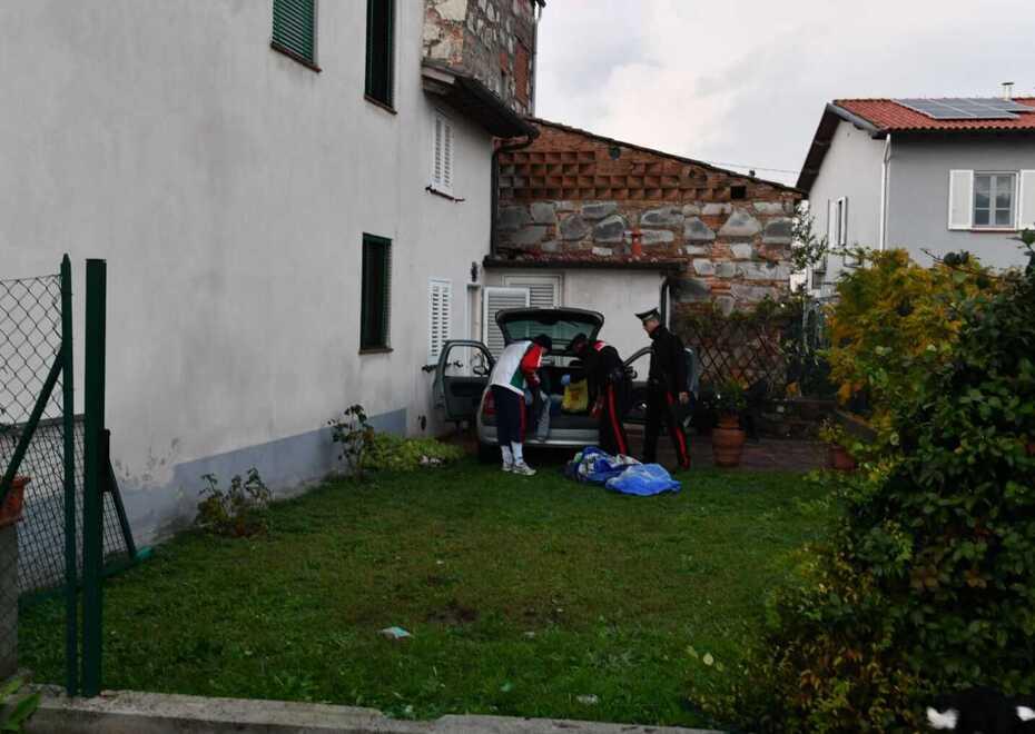 La Renault Clio abbandonata dopo l’incidente in via di Mezzo a Lammari (Foto Sernacchioli)