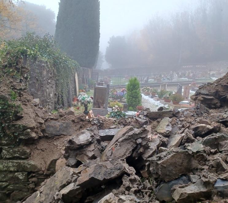 Il muro di cinta del cimitero di Iano crollato nella notte fra venerdì e sabato