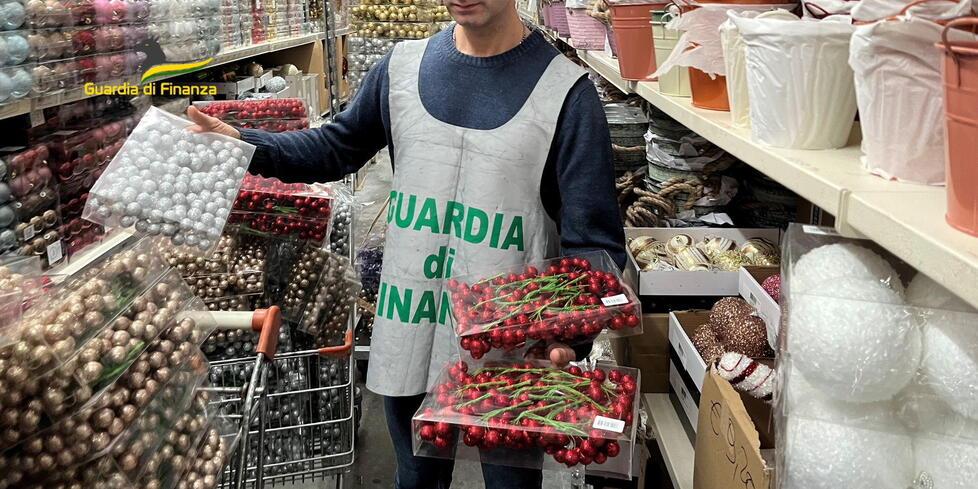 Sequestrati 214mila addobbi senza attestati e certificazioni: multa salata a un imprenditore