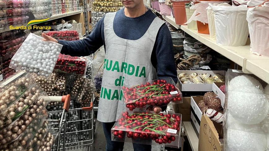 Sequestrati 214mila addobbi senza attestati e certificazioni: multa salata a un imprenditore