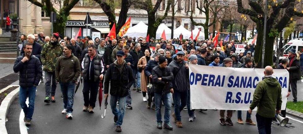 Sanac, sfila il corteo degli operai: «Ma la città oggi qui non c’è»