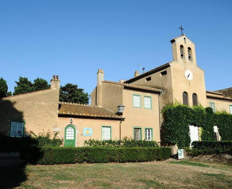 L'asilo di San Guido a Bolgheri e sulla sinistra l’edificio sede della comunità delle Sorelle Minori