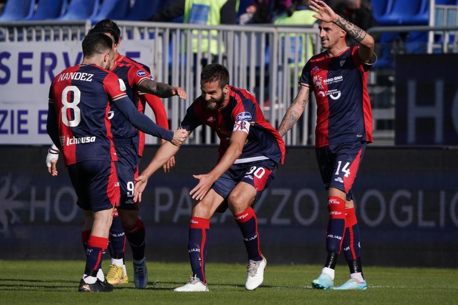 
	Pavoletti festeggiato dopo la doppietta

