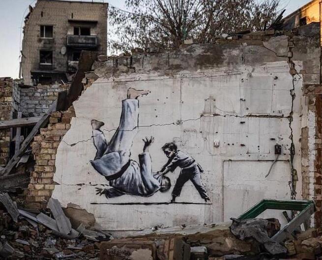 La guerra di Banksy: tra le macerie in Ucraina spunta un baby judoka