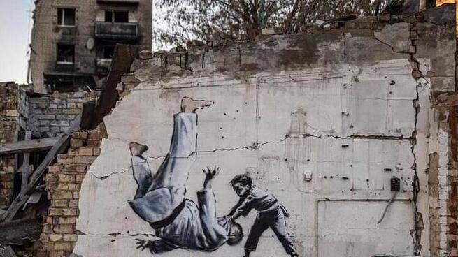 La guerra di Banksy: tra le macerie in Ucraina spunta un baby judoka