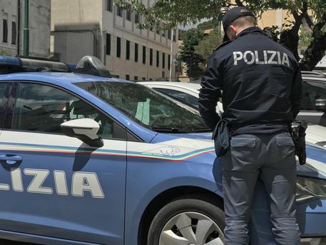 Con la scusa della gelosia picchia e umilia la convivente: allontanato dalla polizia
